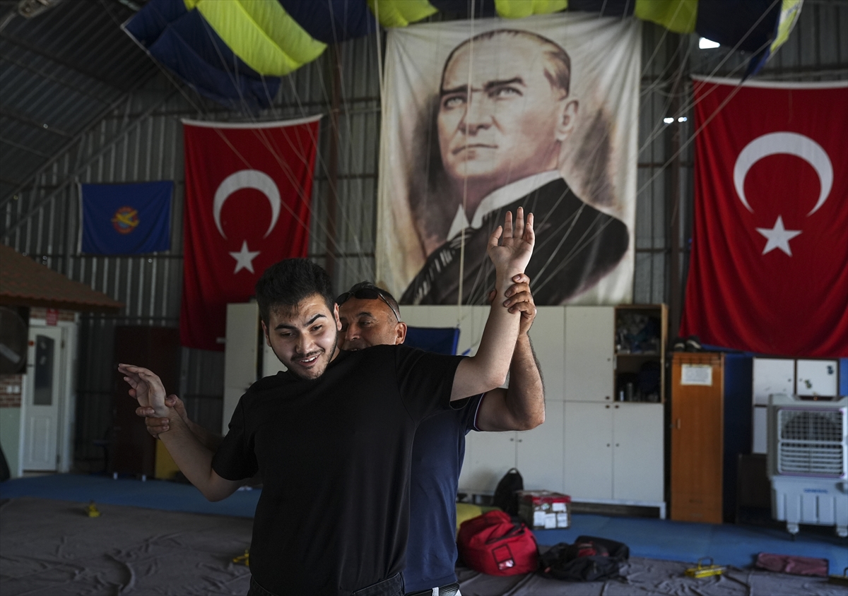 Macera tutkunu görme engelli genç "gökyüzü dalışı" hayalini gerçekleştirdi