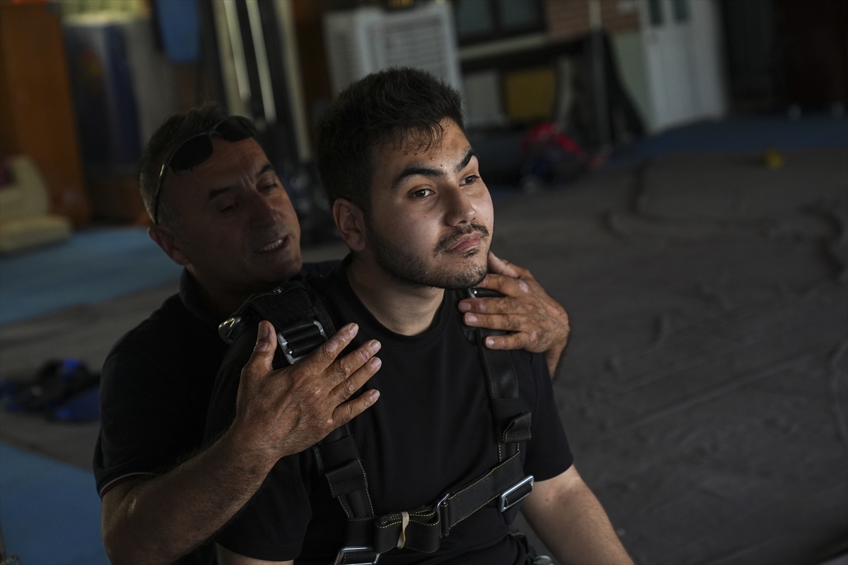 Macera tutkunu görme engelli genç "gökyüzü dalışı" hayalini gerçekleştirdi