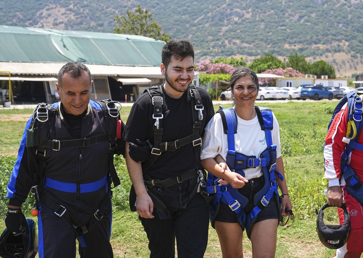 Macera tutkunu görme engelli genç "gökyüzü dalışı" hayalini gerçekleştirdi