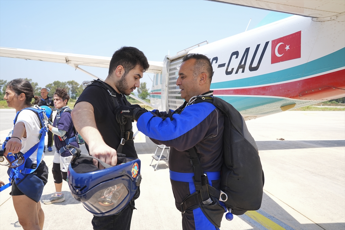 Macera tutkunu görme engelli genç "gökyüzü dalışı" hayalini gerçekleştirdi