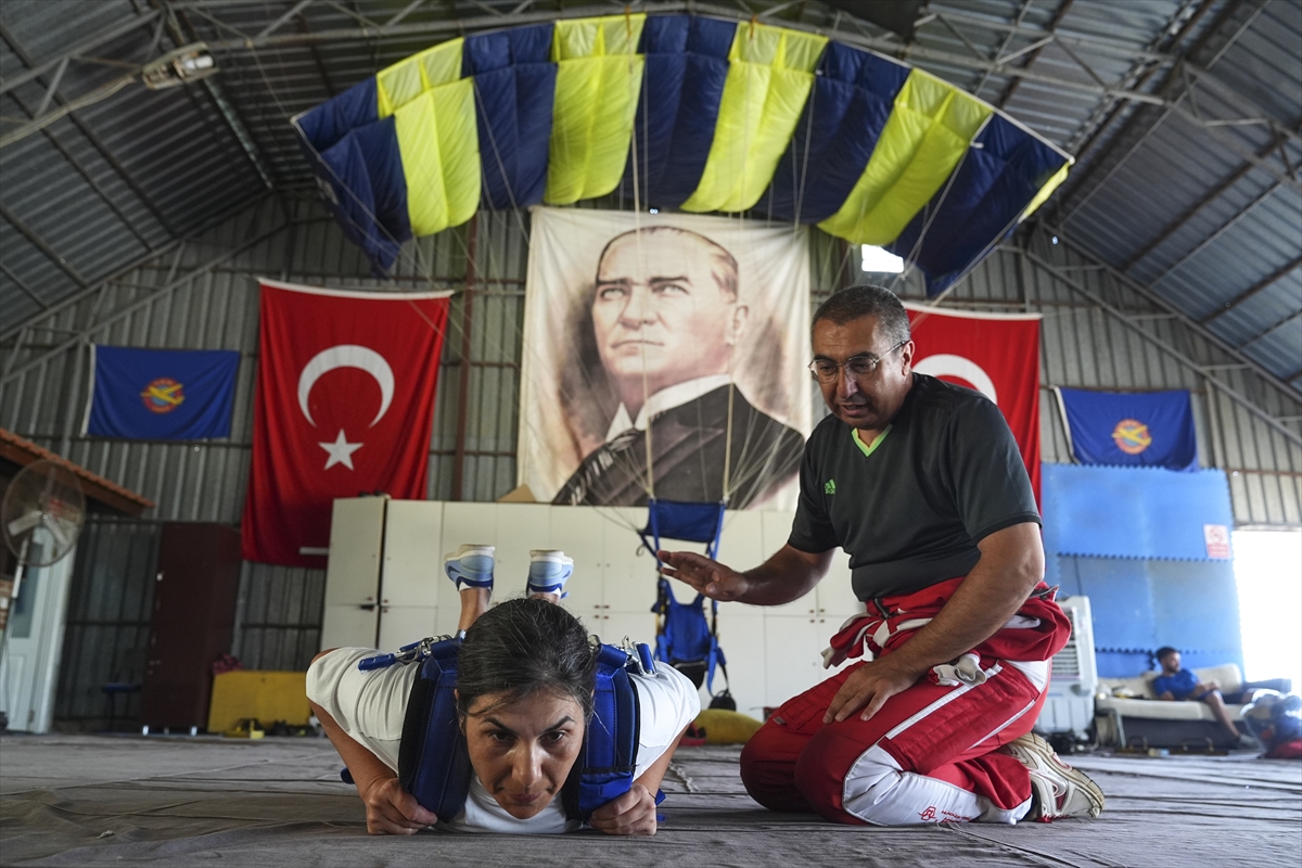 Macera tutkunu görme engelli genç "gökyüzü dalışı" hayalini gerçekleştirdi