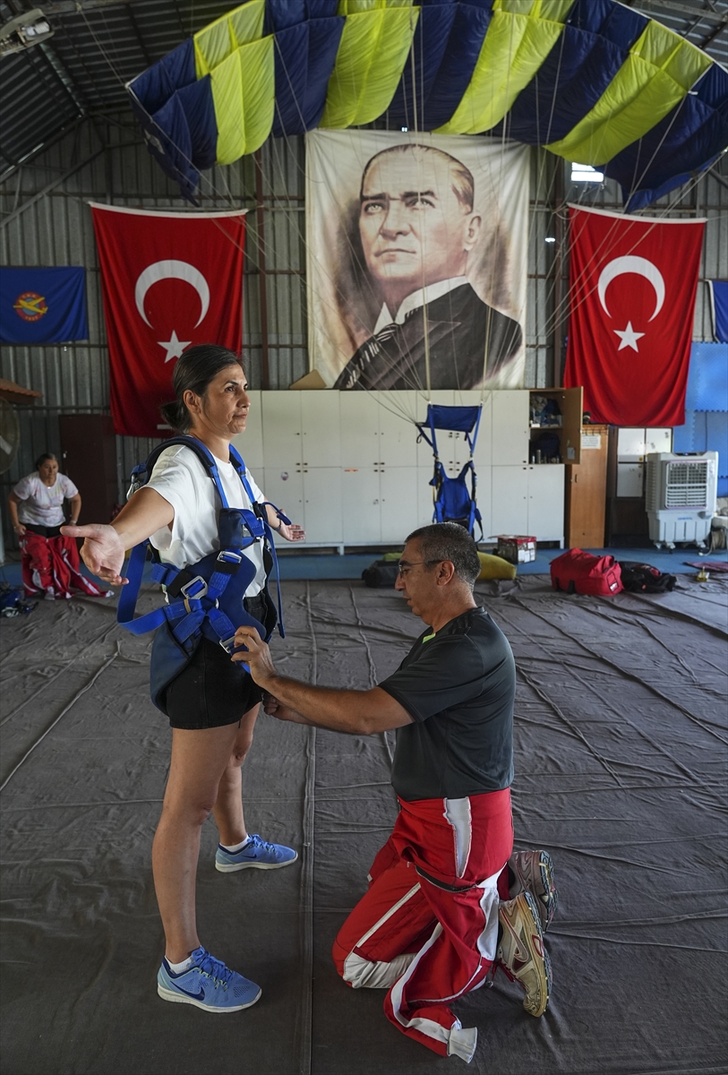 Macera tutkunu görme engelli genç "gökyüzü dalışı" hayalini gerçekleştirdi