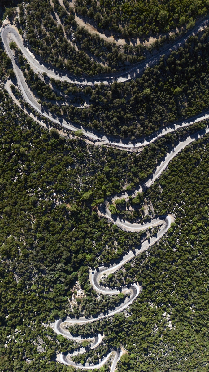 Köprüçay'dan Selge Antik Kenti'ne uzanan kıvrımlı yol dronla görüntülendi
