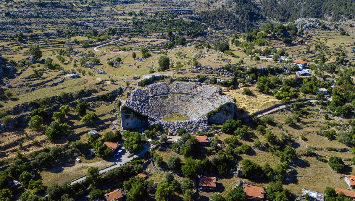 Köprüçay'dan Selge Antik Kenti'ne uzanan kıvrımlı yol dronla görüntülendi