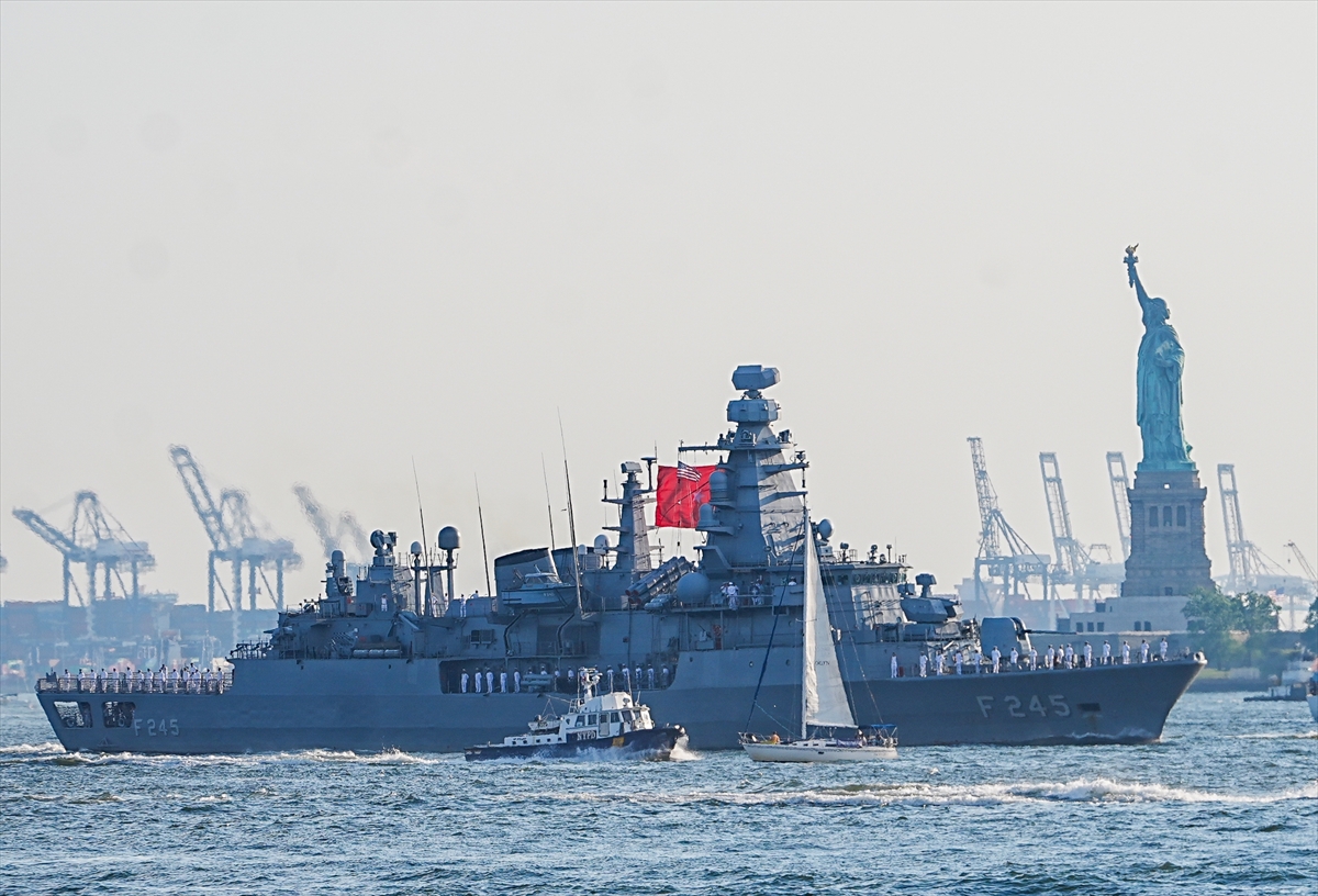 TCG Oruçreis, ABD'nin 250. kuruluş yılı töreni için New York Limanı'na demirledi