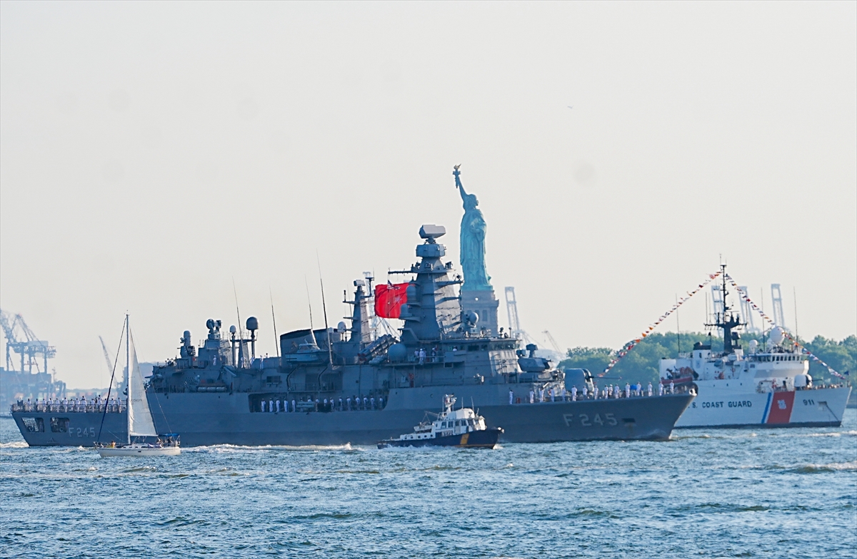 TCG Oruçreis, ABD'nin 250. kuruluş yılı töreni için New York Limanı'na demirledi
