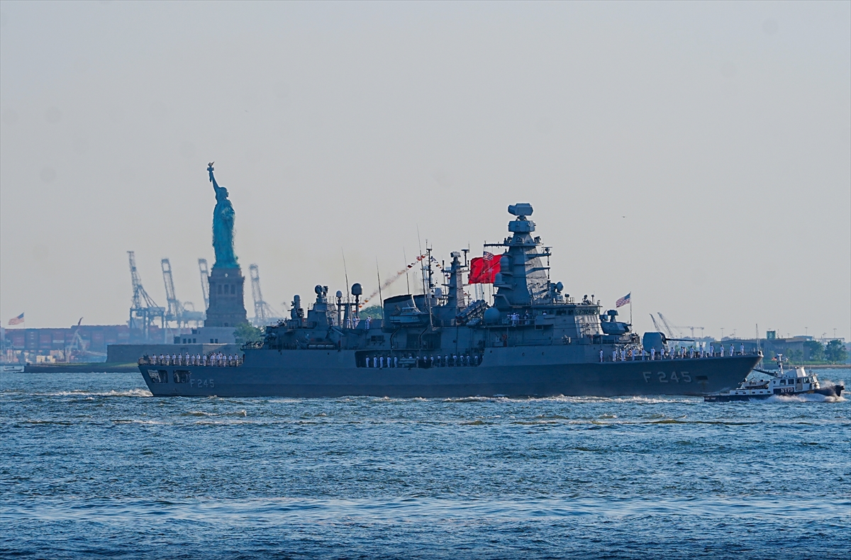TCG Oruçreis, ABD'nin 250. kuruluş yılı töreni için New York Limanı'na demirledi