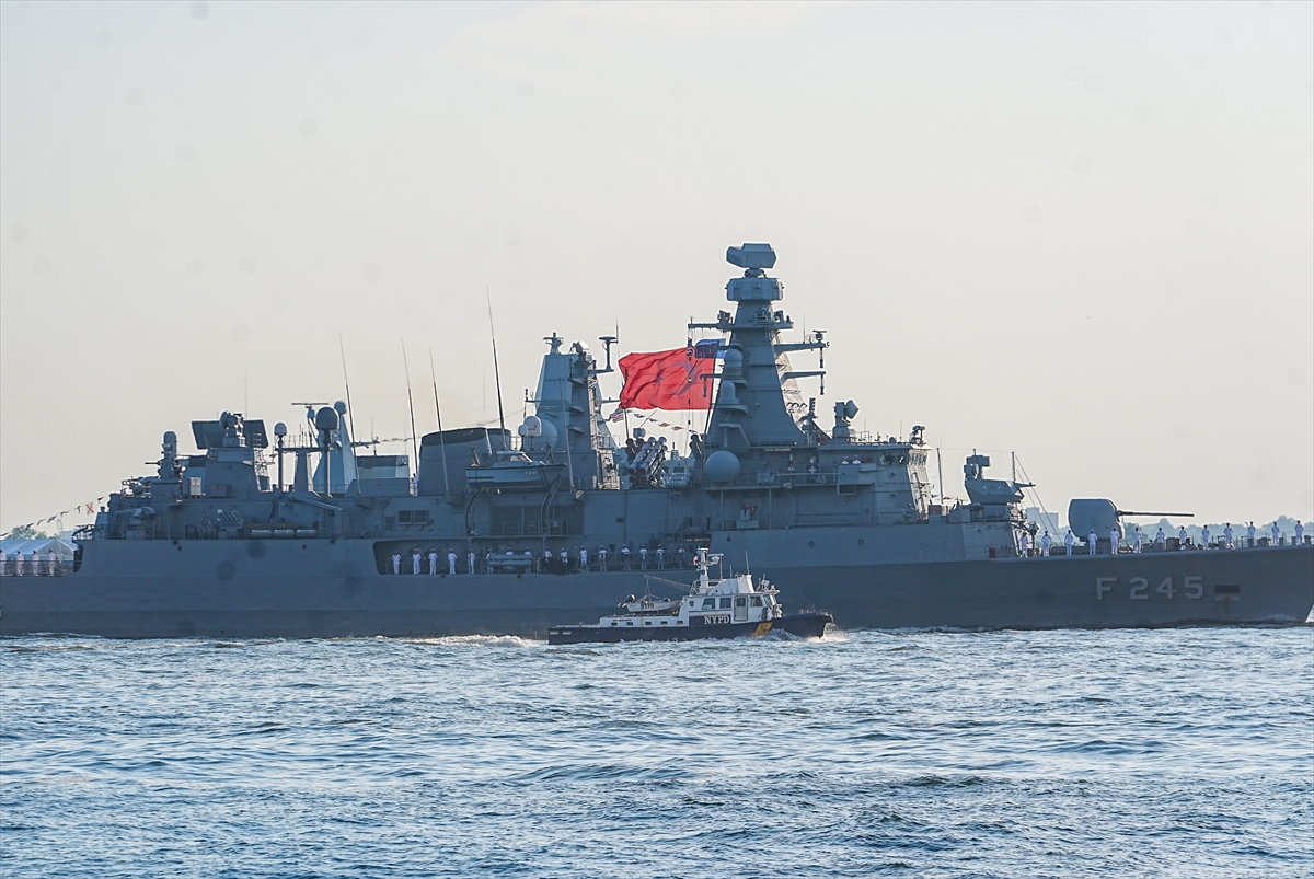 TCG Oruçreis, ABD'nin 250. kuruluş yılı töreni için New York Limanı'na demirledi