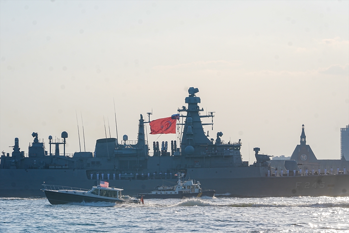 TCG Oruçreis, ABD'nin 250. kuruluş yılı töreni için New York Limanı'na demirledi