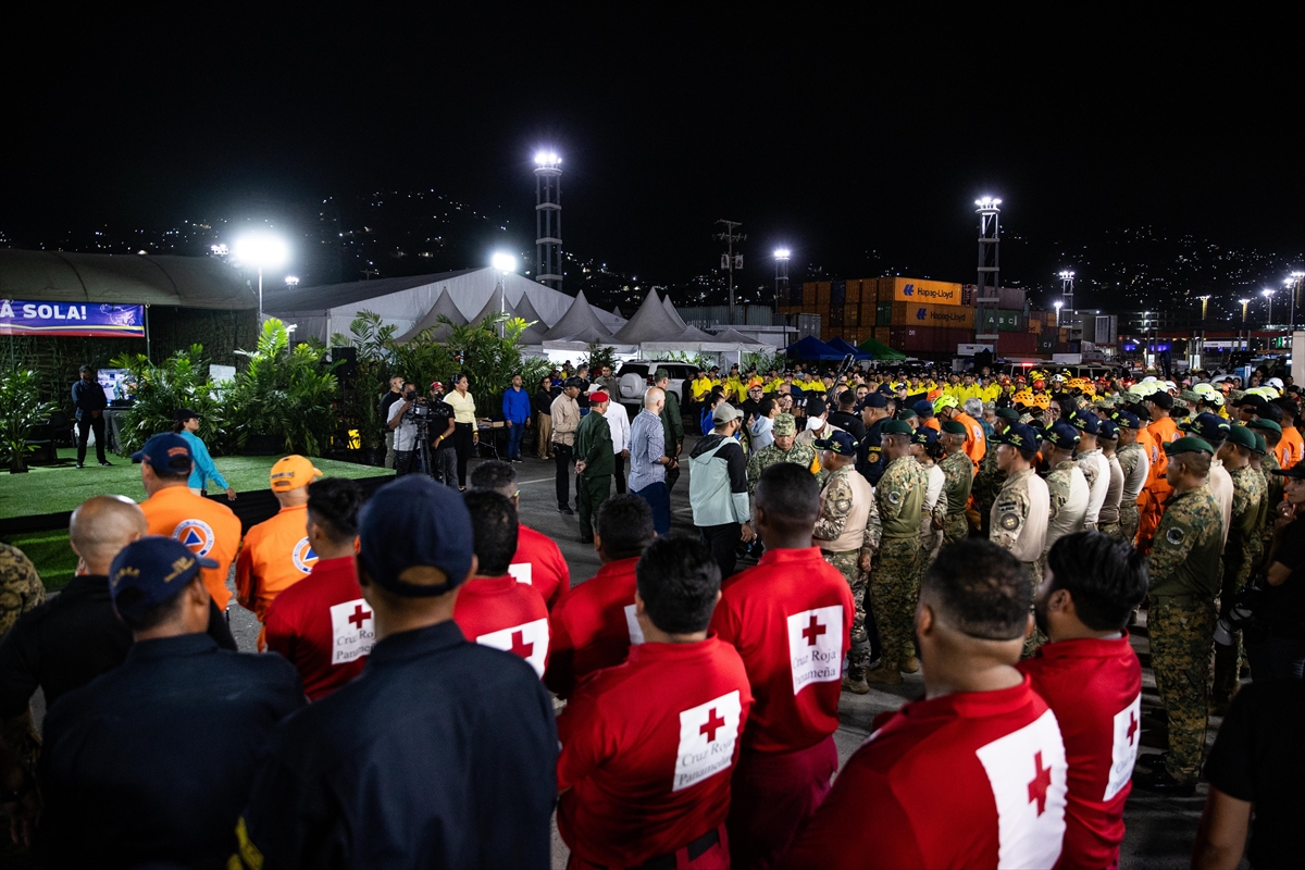 Venezuela Geçici Devlet Başkanı Rodriguez, Türk arama kurtarma ekiplerine kahramanlık nişanı verdi