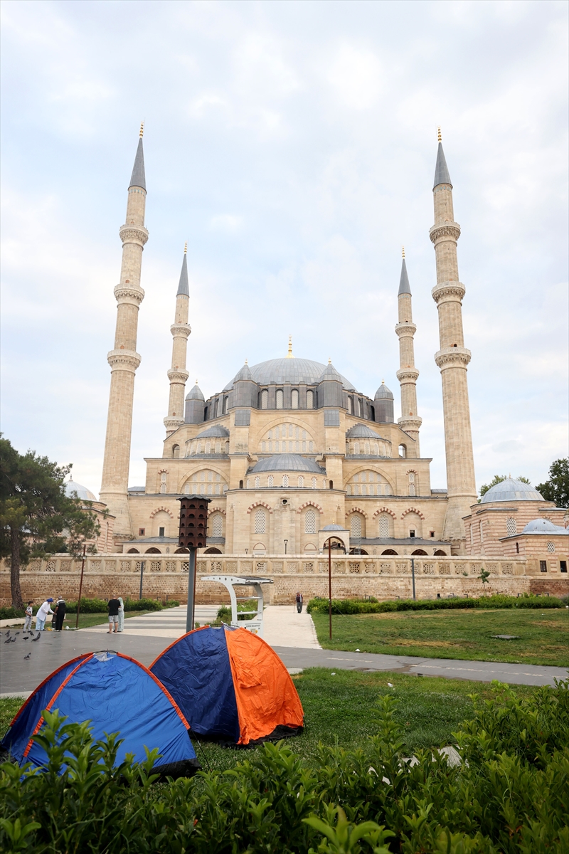 Edirne'de Kırkpınar sevdalısı bazı güreşseverler çadırlarda konakladı