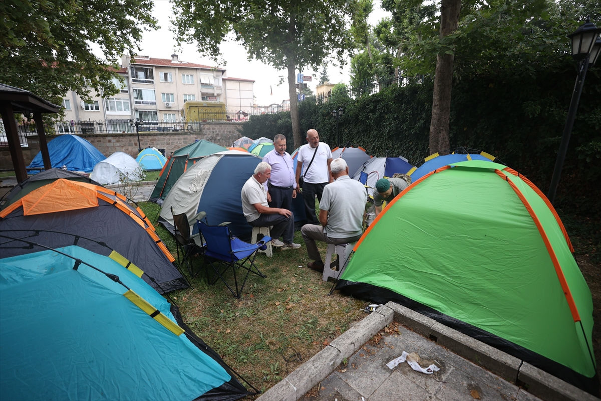 Edirne'de Kırkpınar sevdalısı bazı güreşseverler çadırlarda konakladı