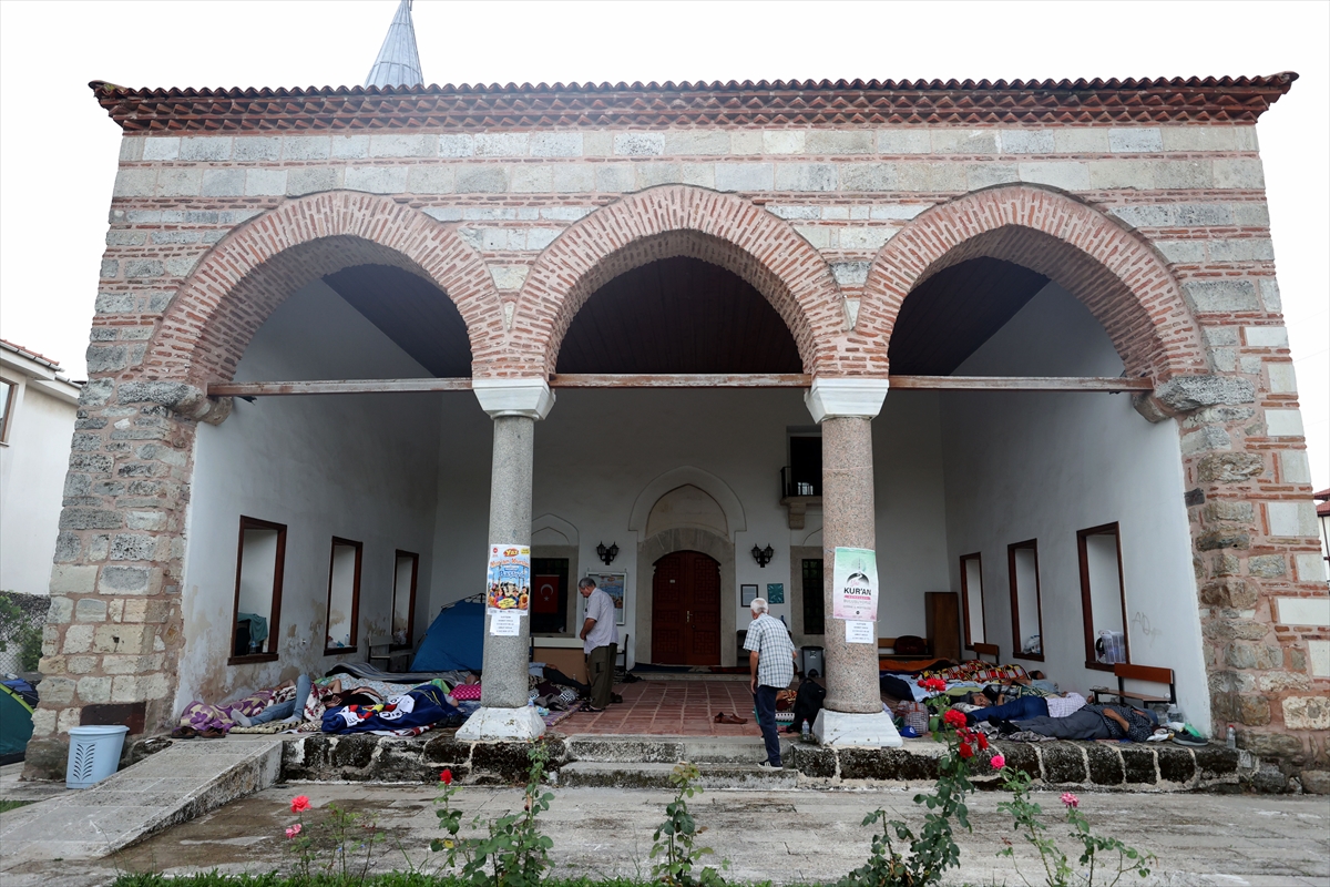 Edirne'de Kırkpınar sevdalısı bazı güreşseverler çadırlarda konakladı