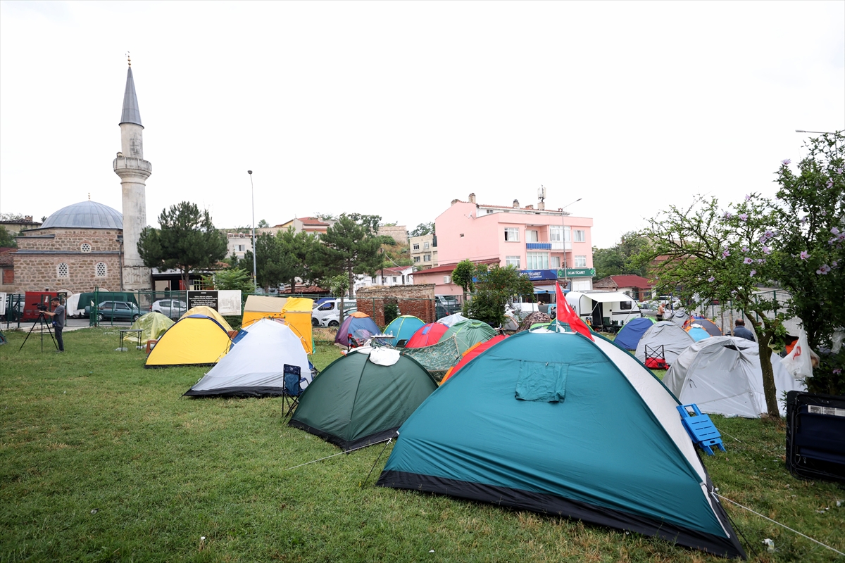 Edirne'de Kırkpınar sevdalısı bazı güreşseverler çadırlarda konakladı