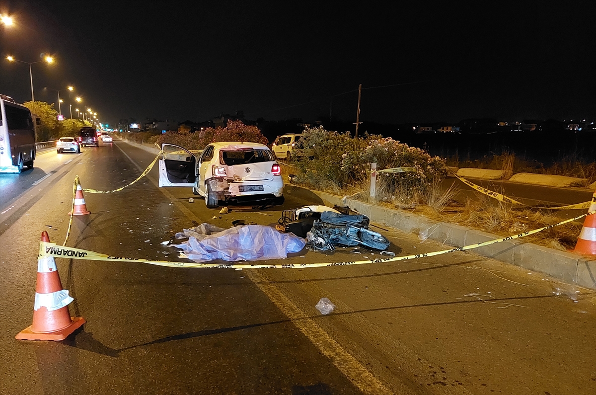 Antalya'da otomobile çarpan motosikletin sürücüsü öldü, 2 kişi yaralandı