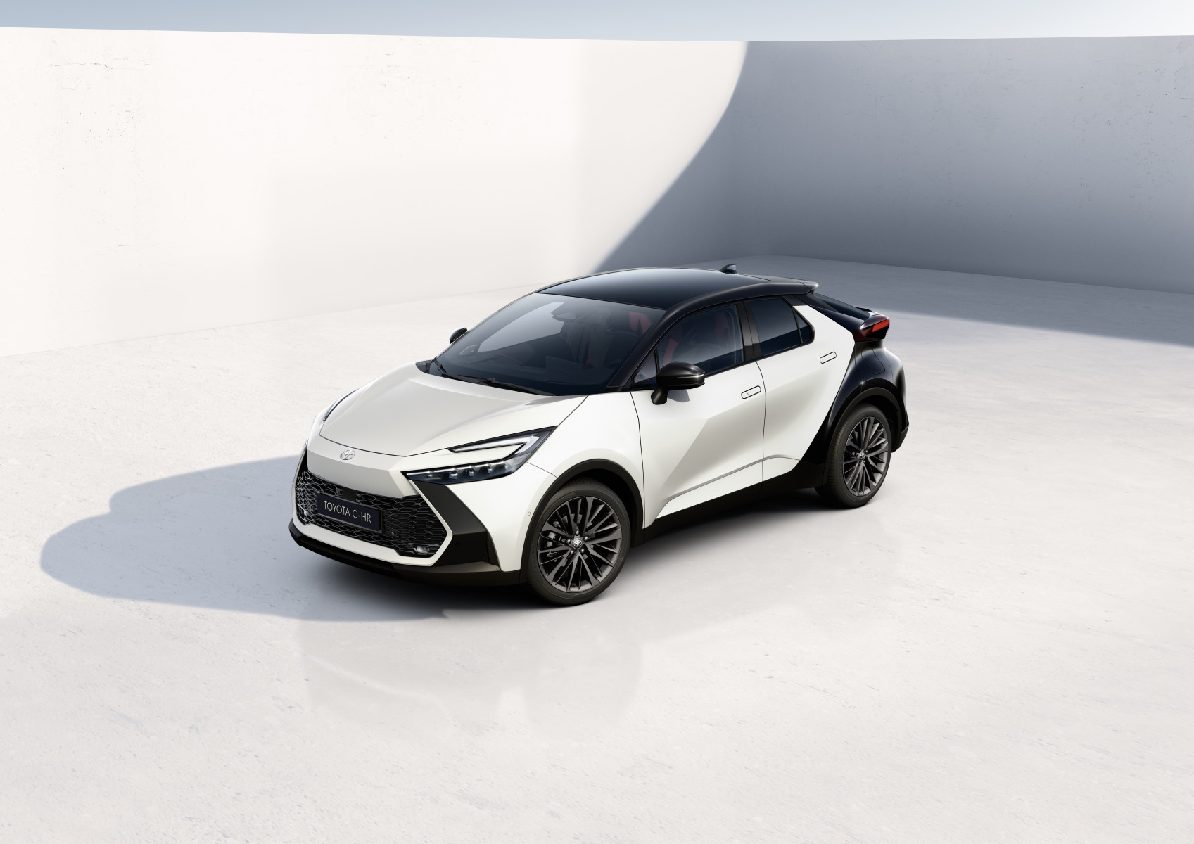 Toyota C-HR Hybrid: Türkiye'de 6 ayda 13.992 adet satıldı