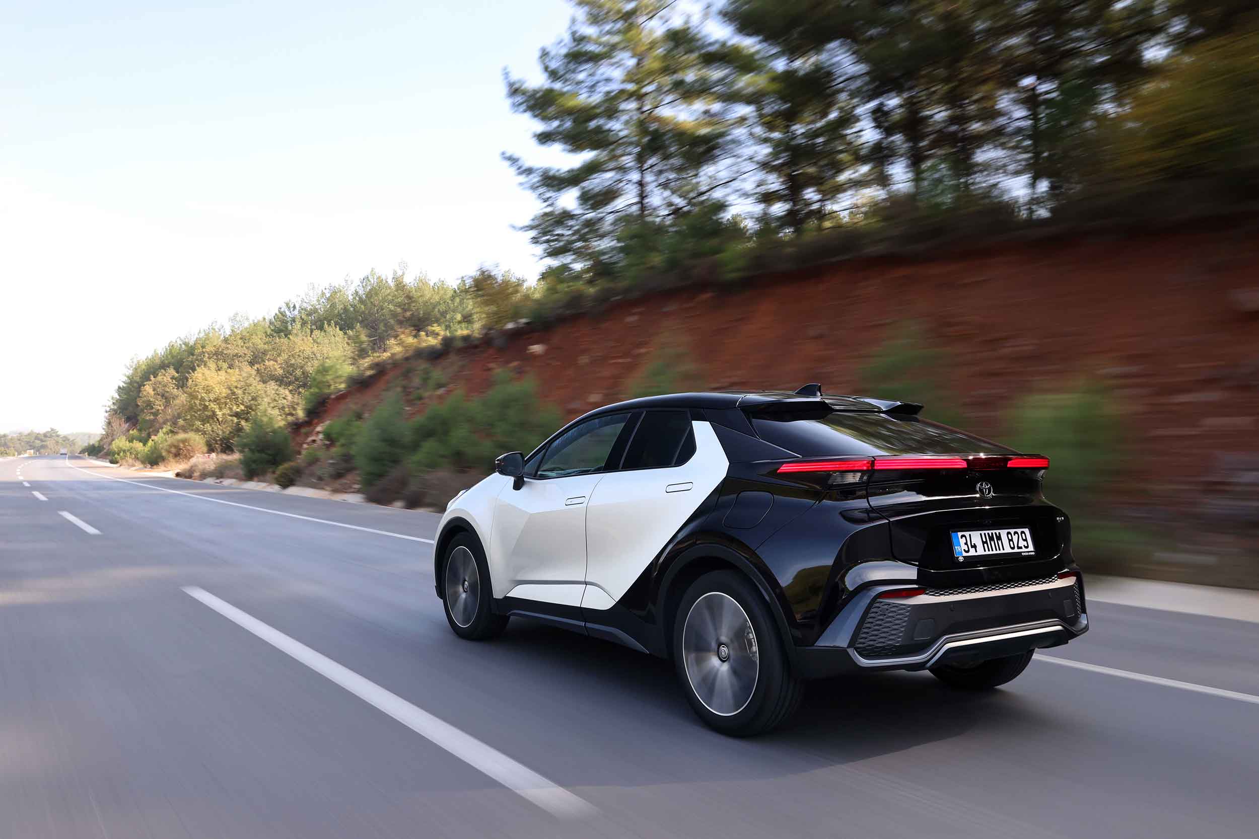 Toyota C-HR Hybrid: Türkiye'de 6 ayda 13.992 adet satıldı