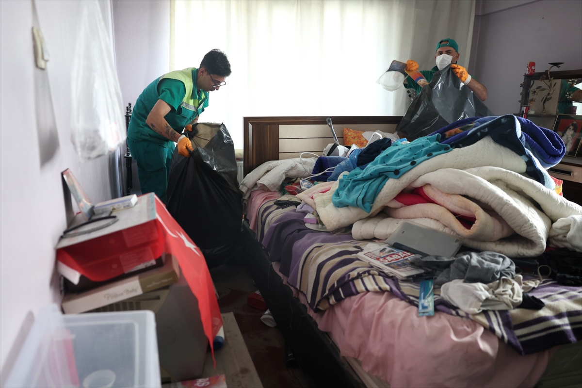 Bursa'da bir evden 5 ton çöp çıkarıldı
