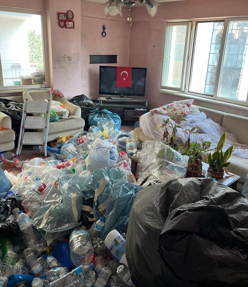 Bursa'da bir evden 5 ton çöp çıkarıldı