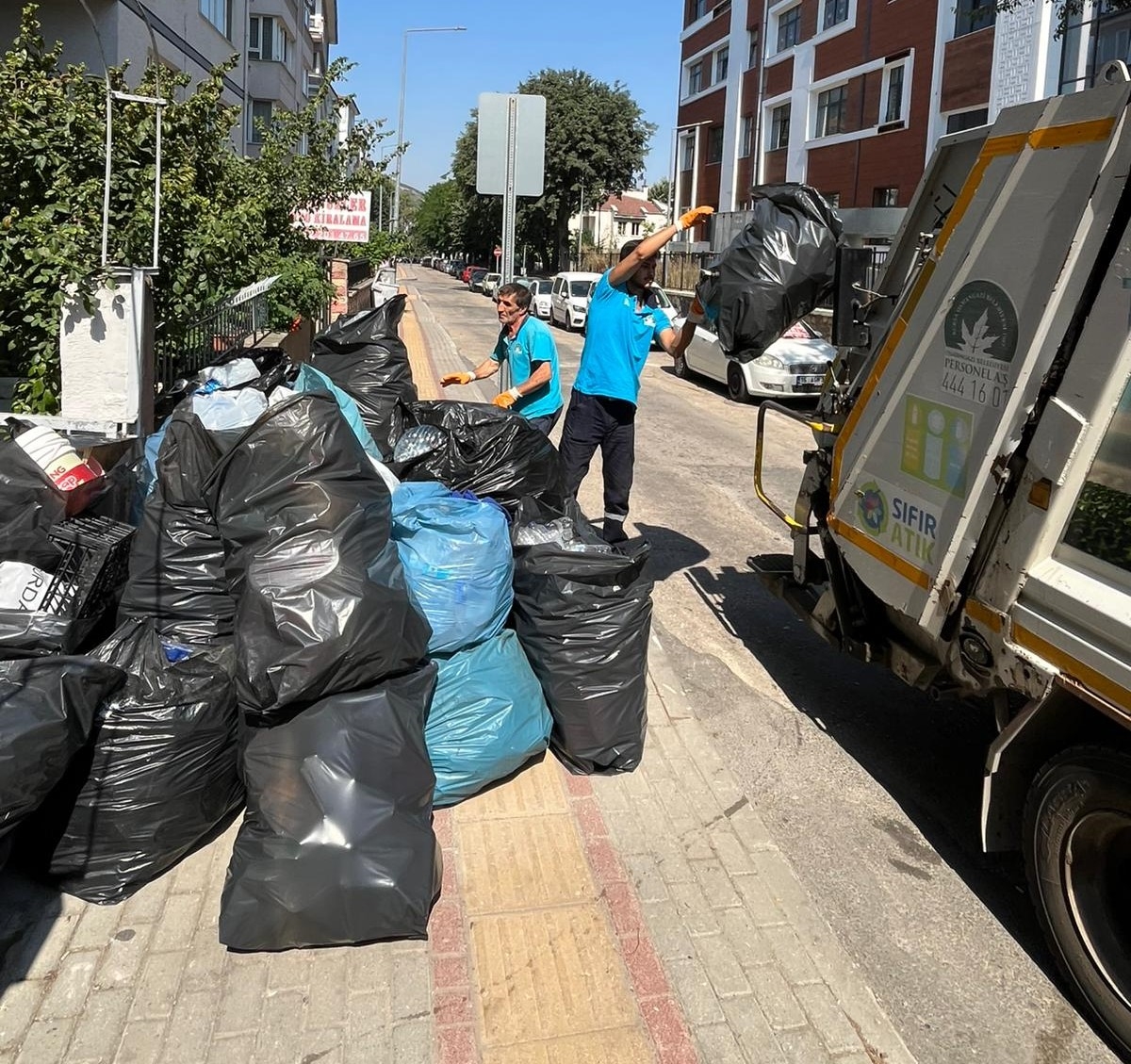 Bursa'da bir evden 5 ton çöp çıkarıldı