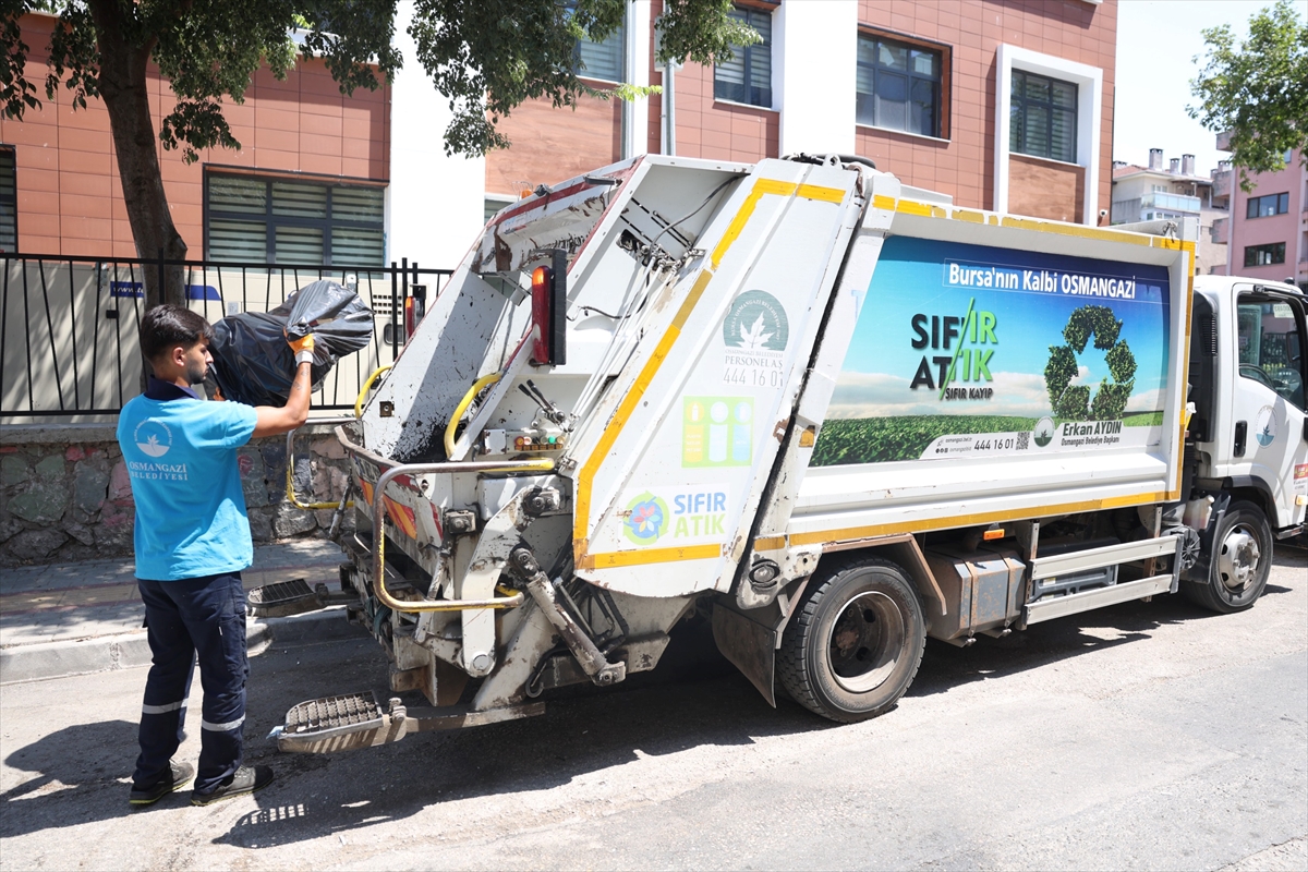 Bursa'da bir evden 5 ton çöp çıkarıldı