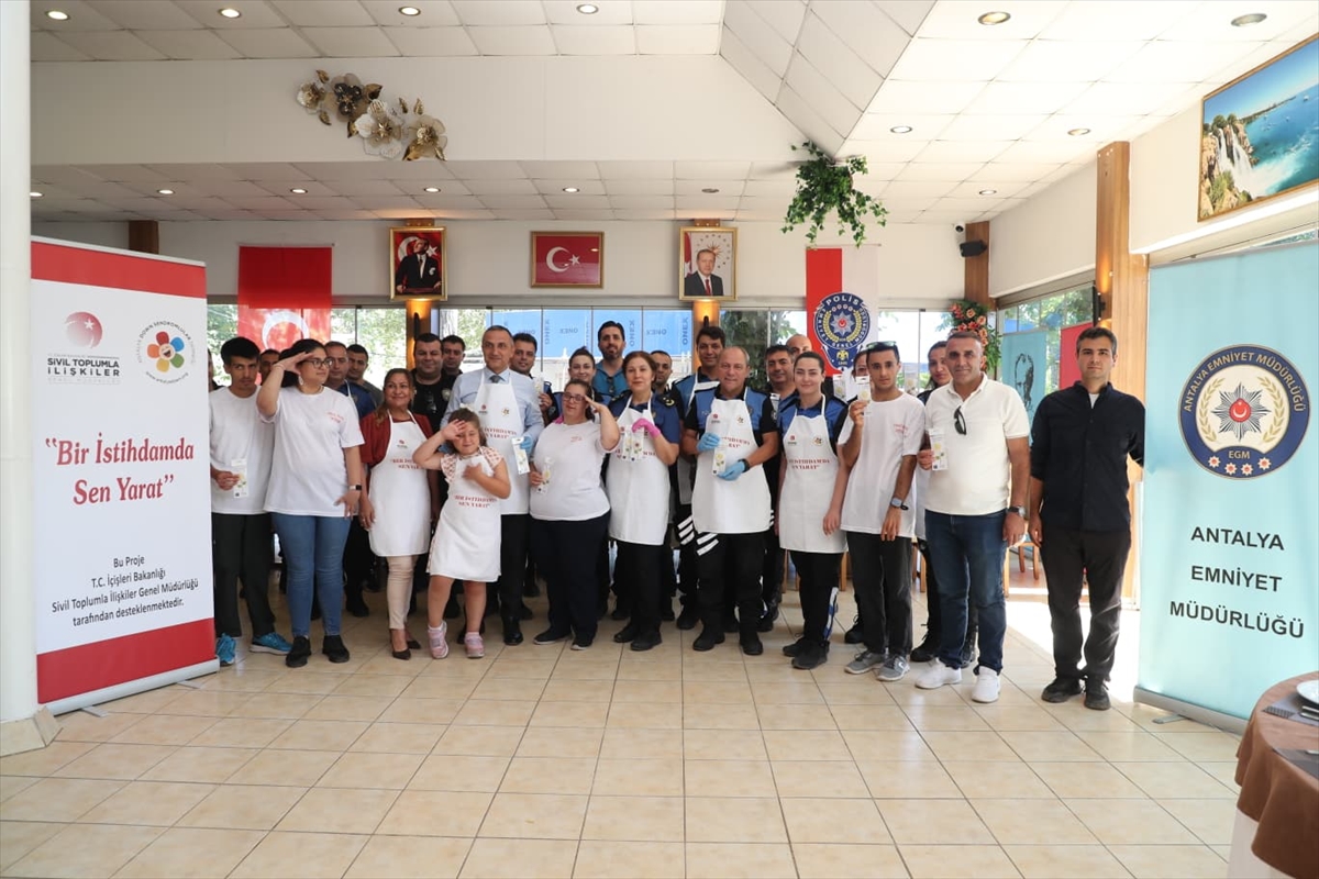Antalya'da polisler ve özel bireyler sabun atölyesinde buluştu