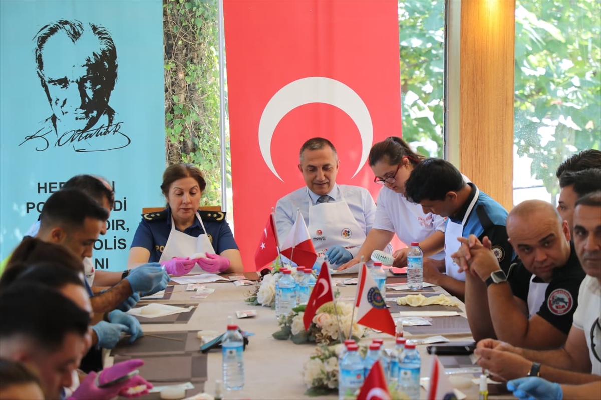 Antalya'da polisler ve özel bireyler sabun atölyesinde buluştu