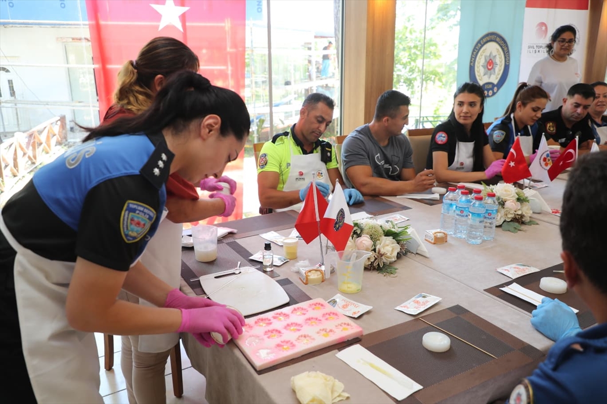 Antalya'da polisler ve özel bireyler sabun atölyesinde buluştu