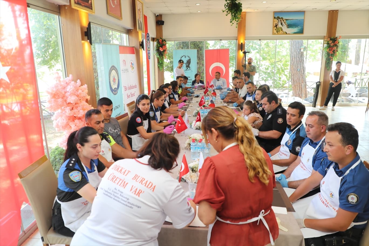 Antalya'da polisler ve özel bireyler sabun atölyesinde buluştu
