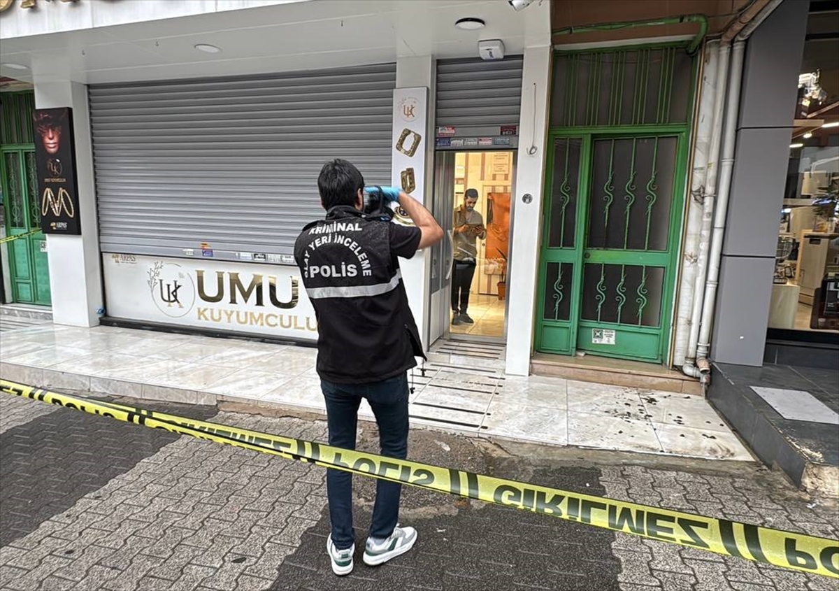 Maltepe'de kuyumcu dükkanı silahlı ve maskeli 2 kişi tarafından soyuldu