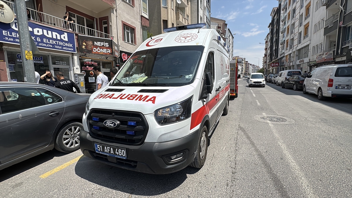 Niğde'de tartıştığı eski nişanlısını rehin alıp yaralayan kadını polis ikna etti