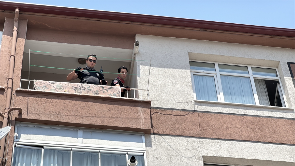 Niğde'de tartıştığı eski nişanlısını rehin alıp yaralayan kadını polis ikna etti