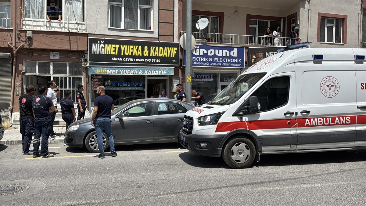 Niğde'de tartıştığı eski nişanlısını rehin alıp yaralayan kadını polis ikna etti