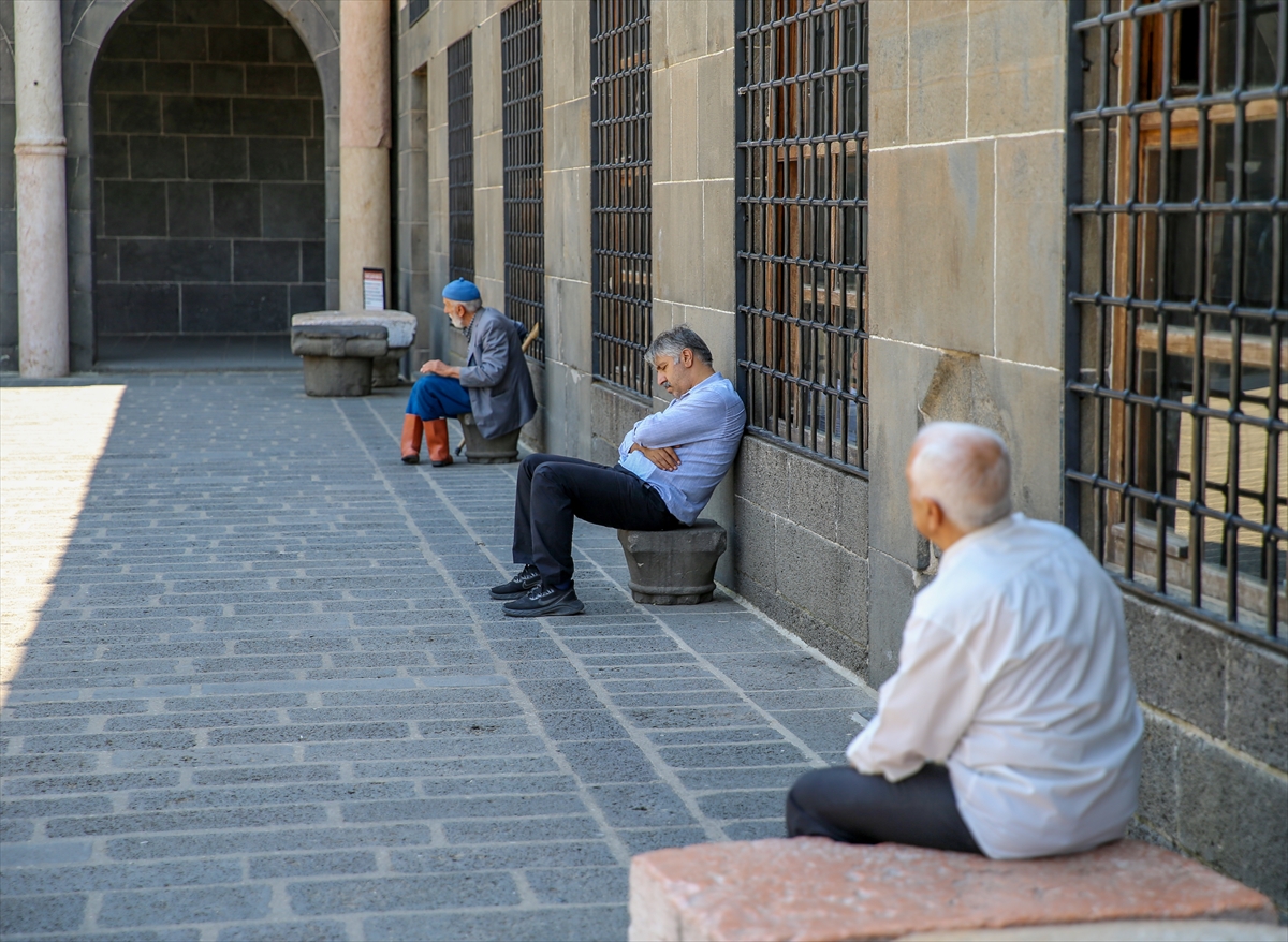 Diyarbakır'da sıcak hava hayatı olumsuz etkiledi