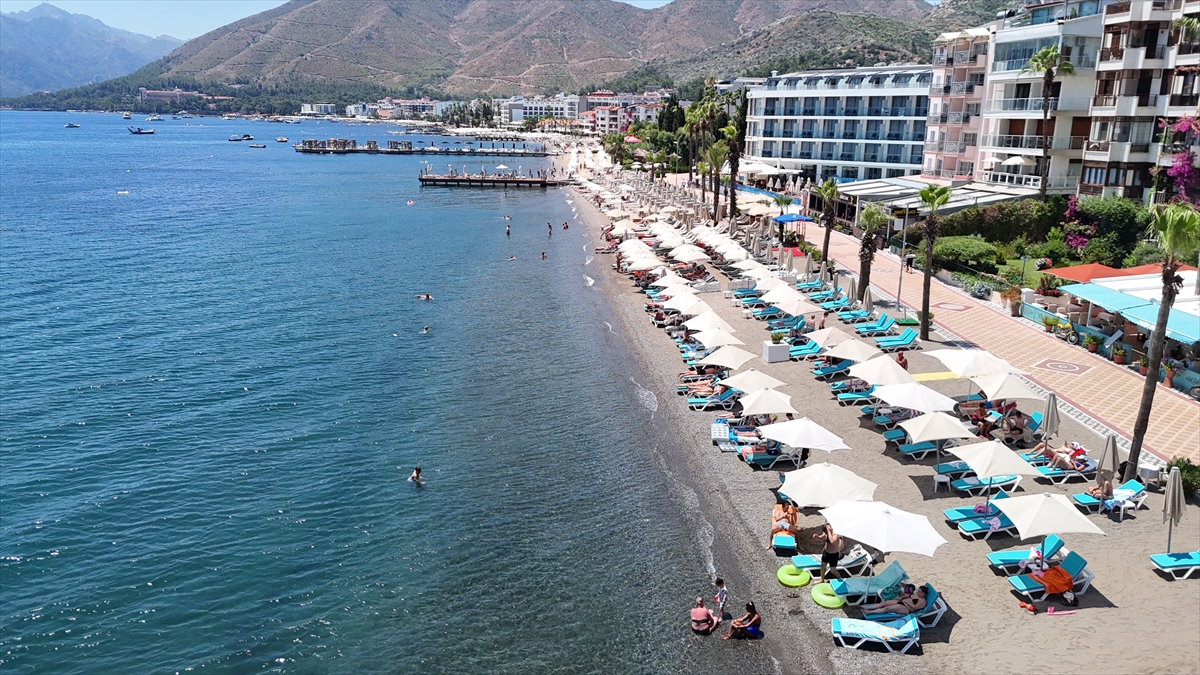 Muğla'nın turistik ilçelerindeki sahillerde sıcak hava yoğunluğu yaşanıyor