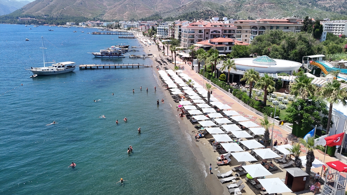 Muğla'nın turistik ilçelerindeki sahillerde sıcak hava yoğunluğu yaşanıyor