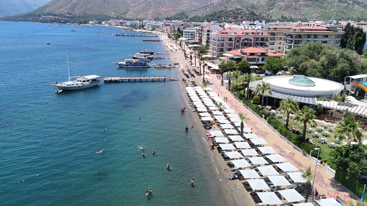 Muğla'nın turistik ilçelerindeki sahillerde sıcak hava yoğunluğu yaşanıyor