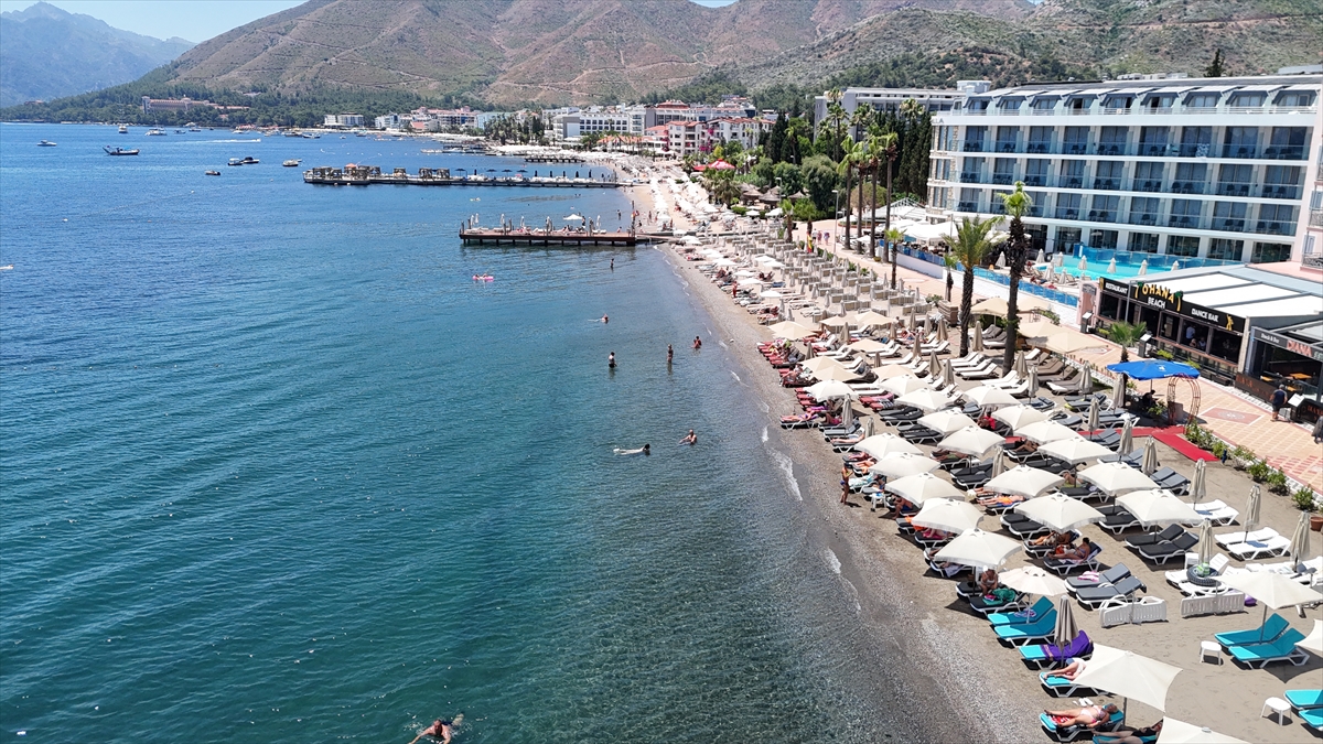 Muğla'nın turistik ilçelerindeki sahillerde sıcak hava yoğunluğu yaşanıyor