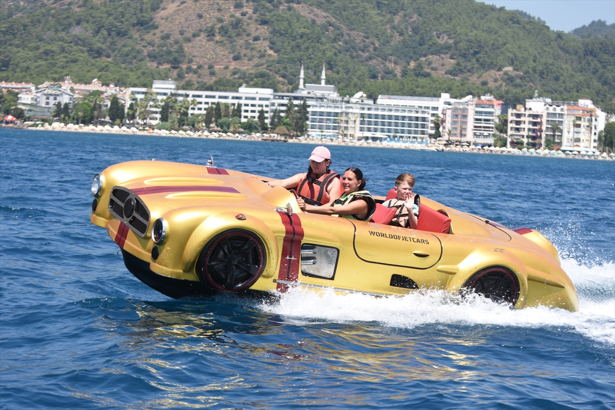 Muğla'nın turistik ilçelerindeki sahillerde sıcak hava yoğunluğu yaşanıyor