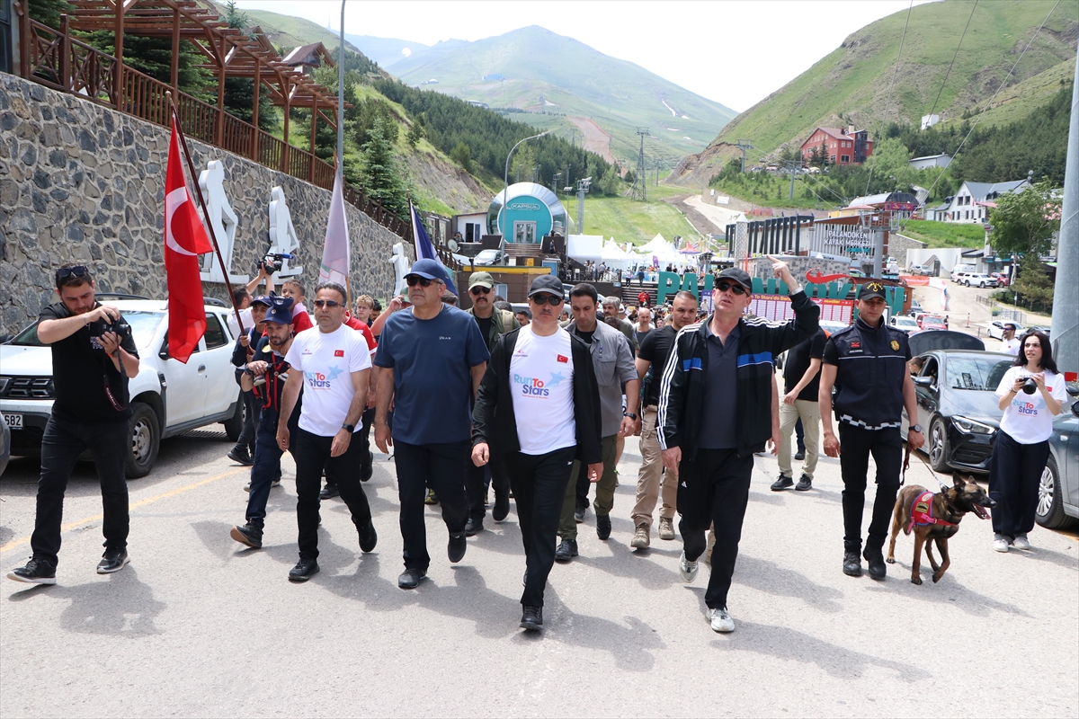 Erzurum Valisi Baruş, Palandöken Dağı'nda halk yürüyüşüne katıldı