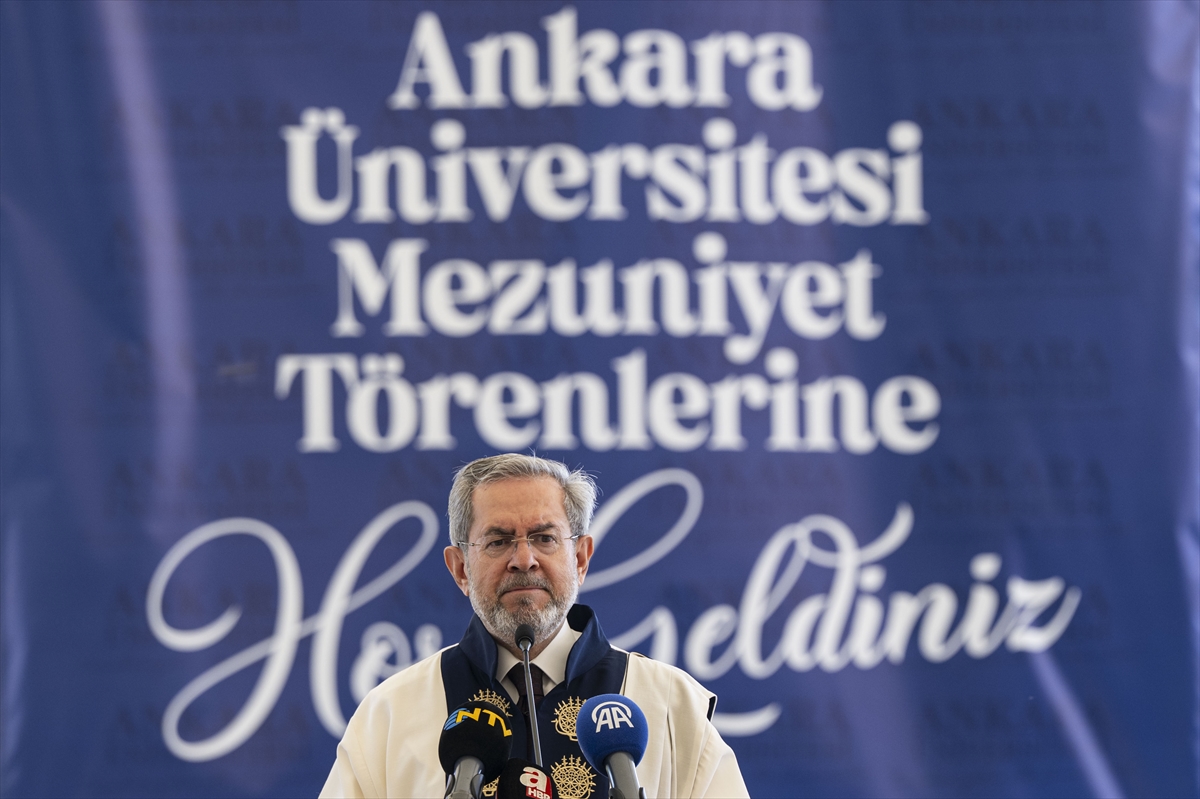 Enkazdan 248'inci saatte kurtarılan Aleyna, üniversiteden mezun oldu