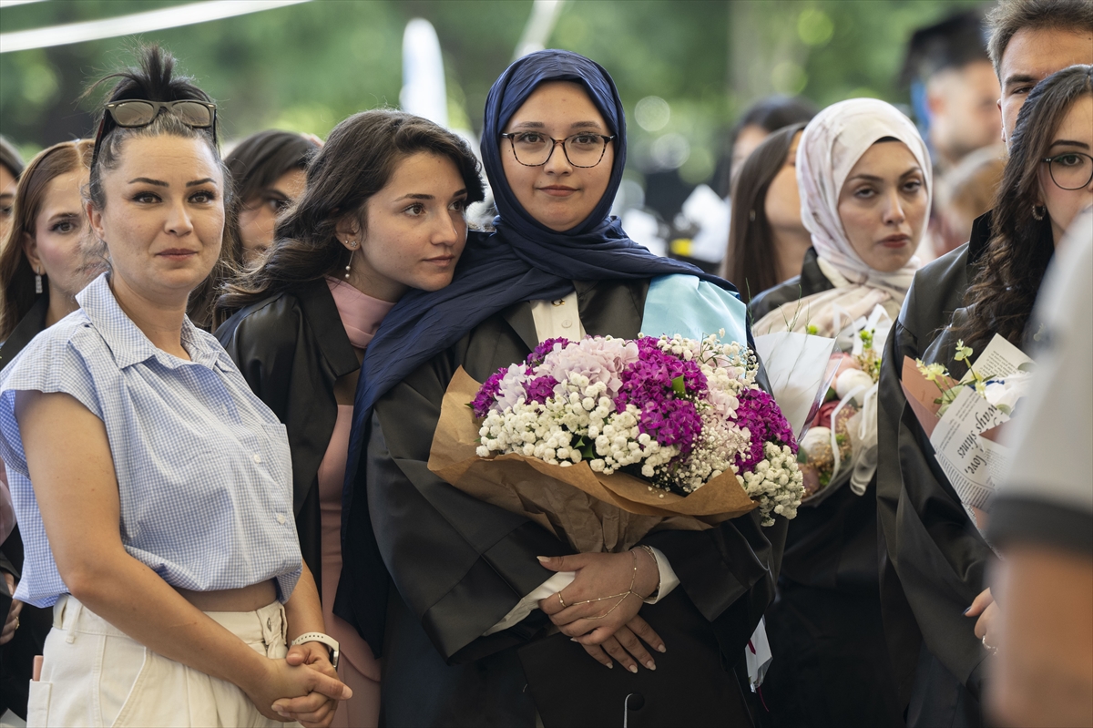 Enkazdan 248'inci saatte kurtarılan Aleyna, üniversiteden mezun oldu