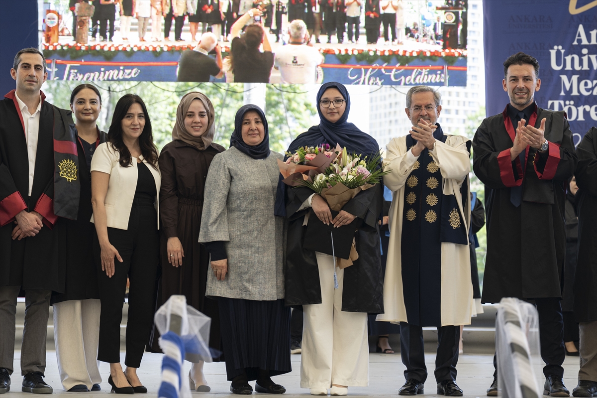 Enkazdan 248'inci saatte kurtarılan Aleyna, üniversiteden mezun oldu