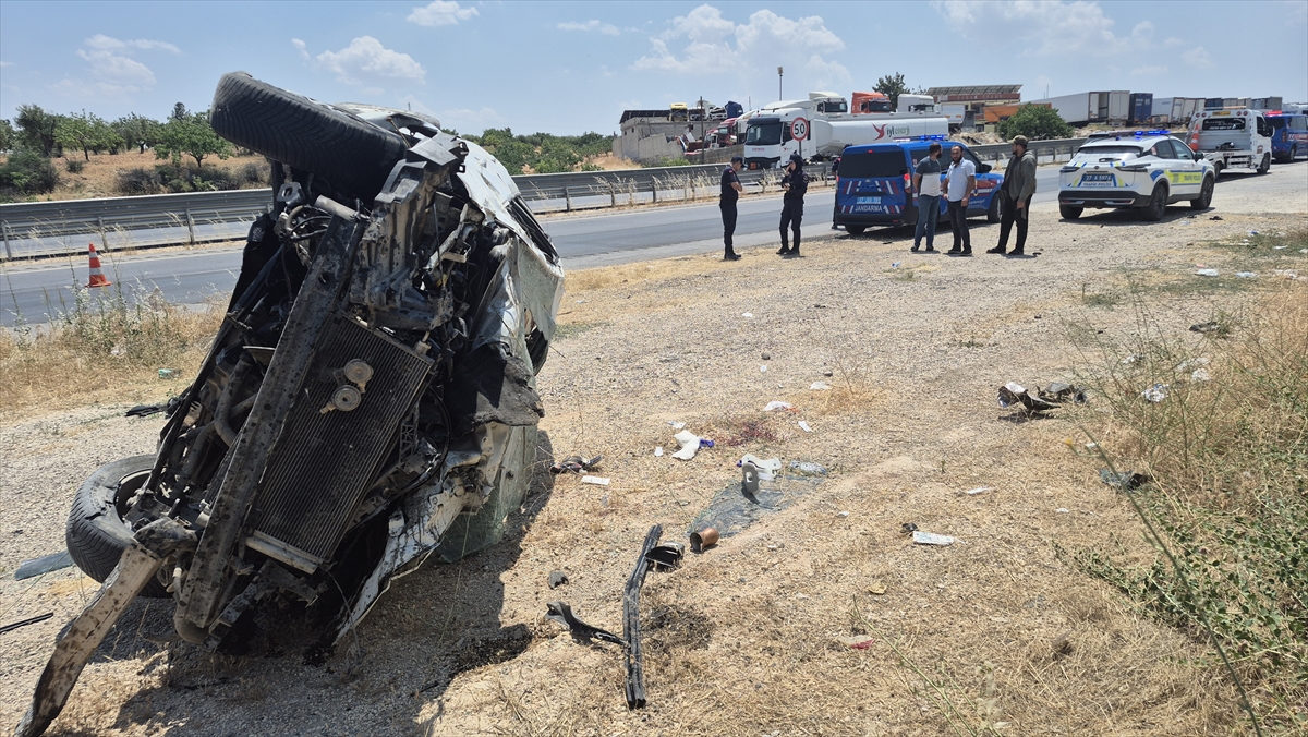 Gaziantep'te şarampole devrilen otomobildeki 1 kişi öldü, 8 kişi yaralandı