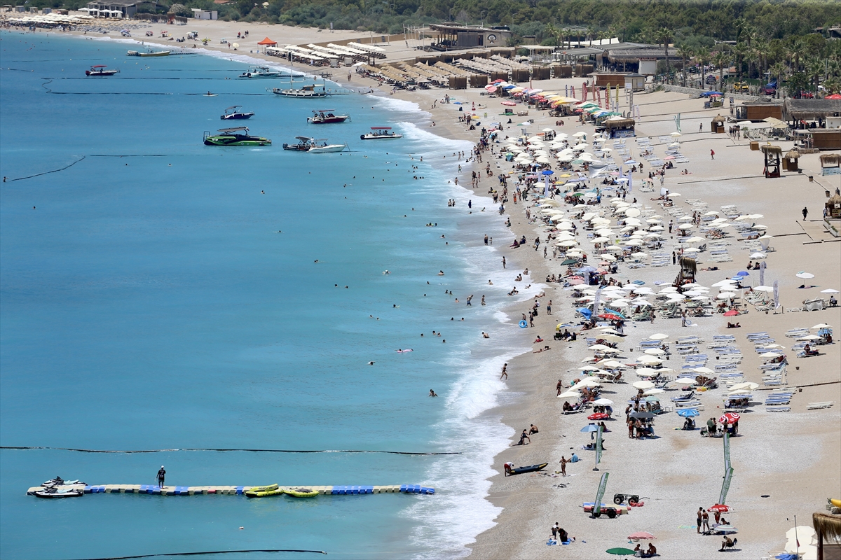 Muğla'nın turistik ilçelerindeki sahillerde sıcak hava yoğunluğu yaşanıyor