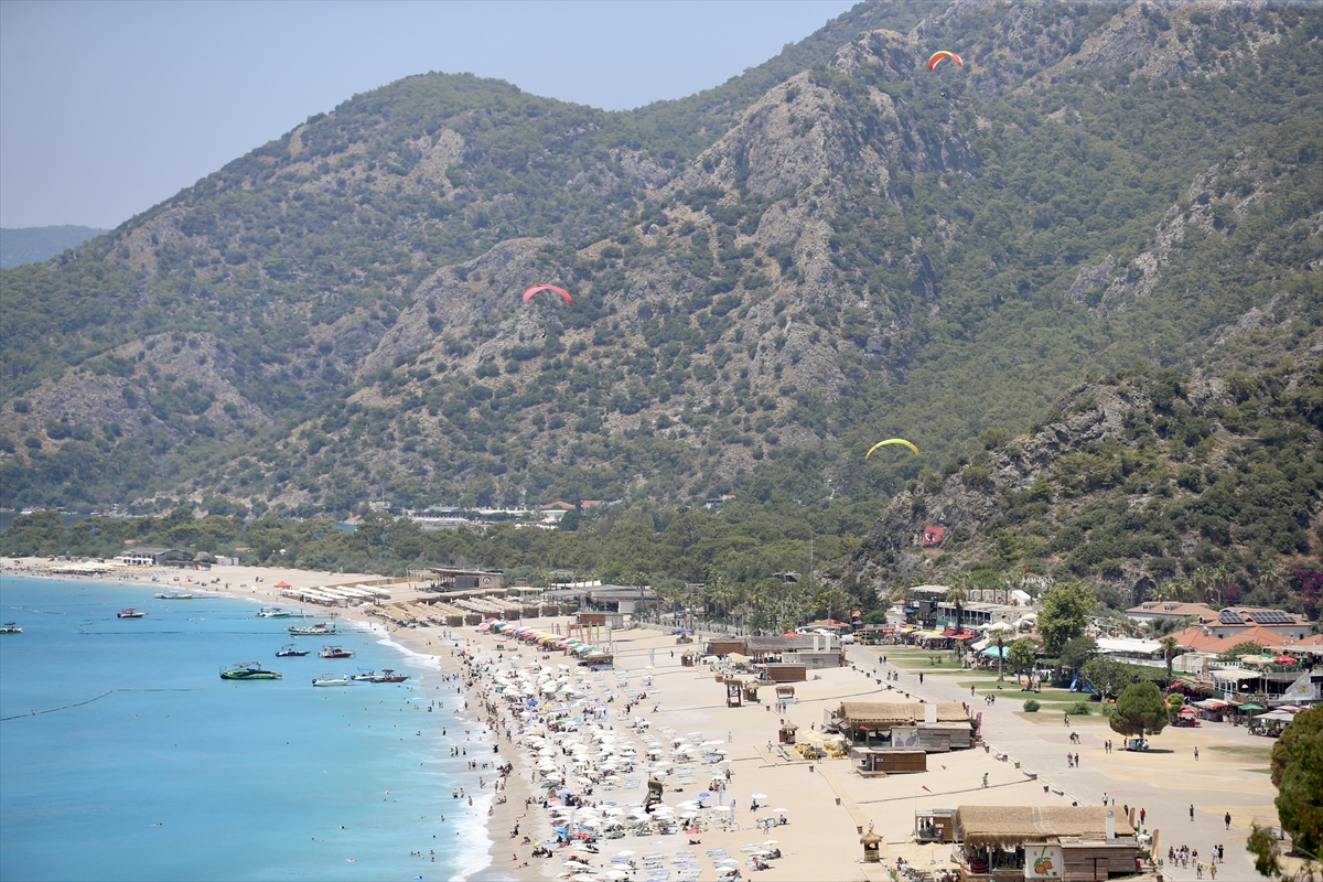 Muğla'nın turistik ilçelerindeki sahillerde sıcak hava yoğunluğu yaşanıyor