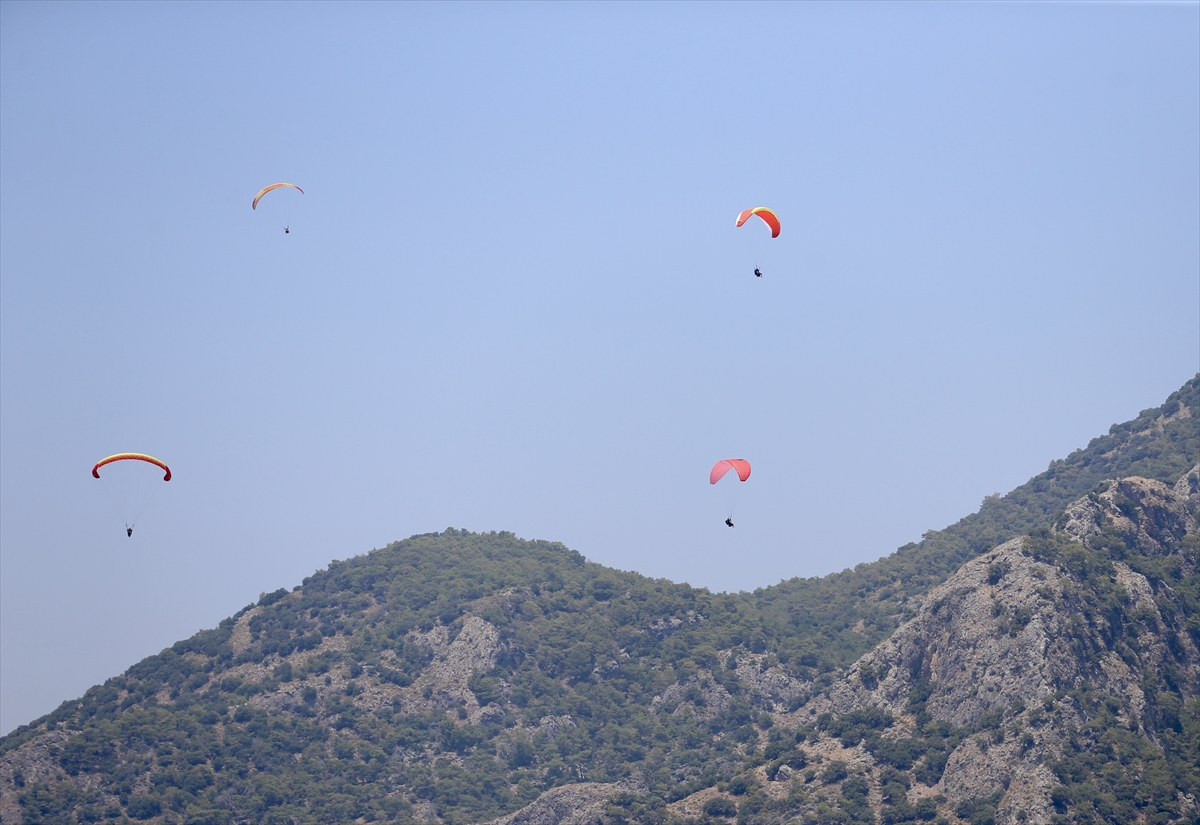 Muğla'nın turistik ilçelerindeki sahillerde sıcak hava yoğunluğu yaşanıyor