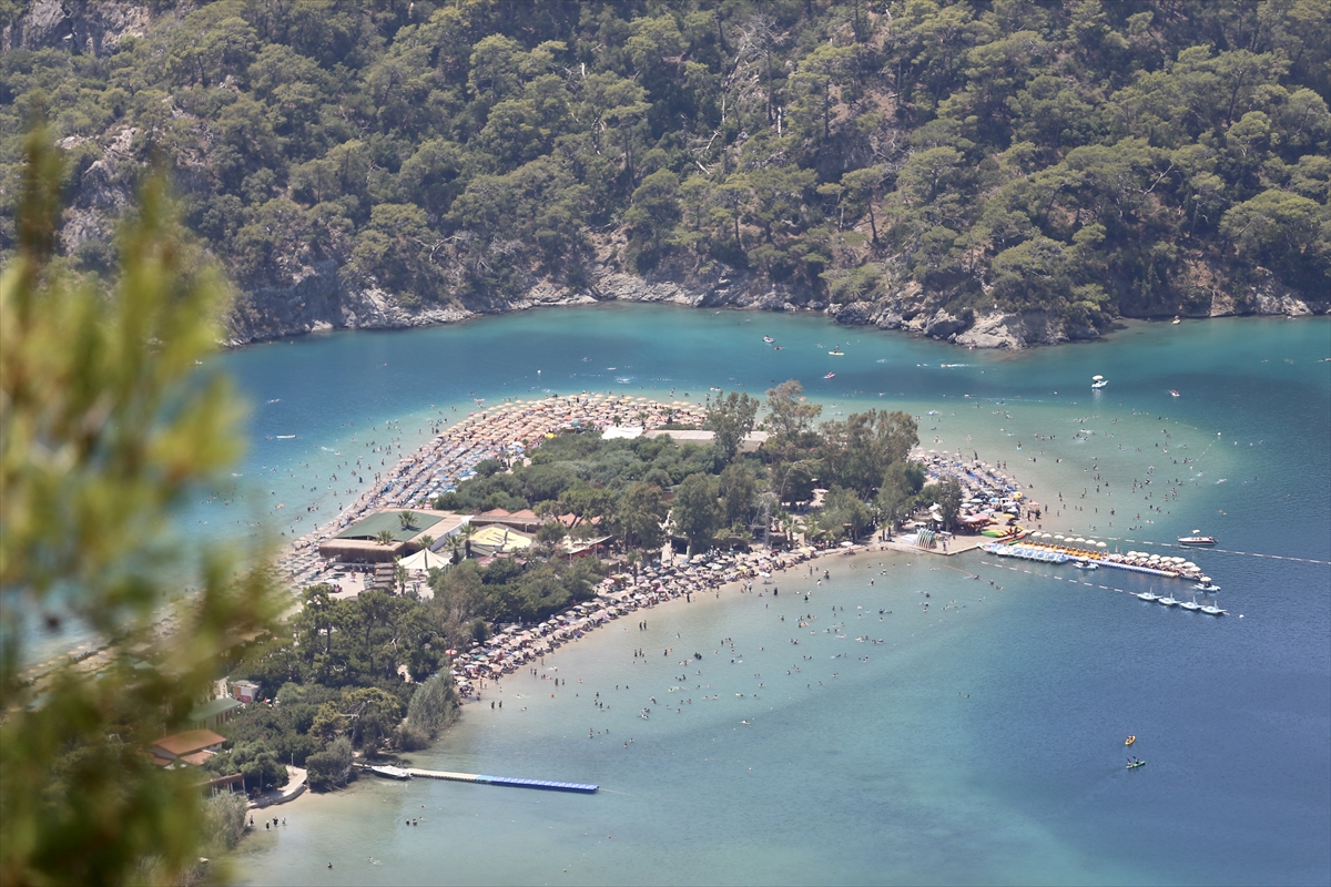Muğla'nın turistik ilçelerindeki sahillerde sıcak hava yoğunluğu yaşanıyor