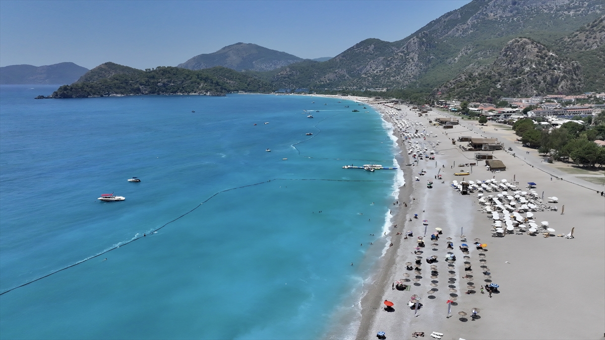 Muğla'nın turistik ilçelerindeki sahillerde sıcak hava yoğunluğu yaşanıyor