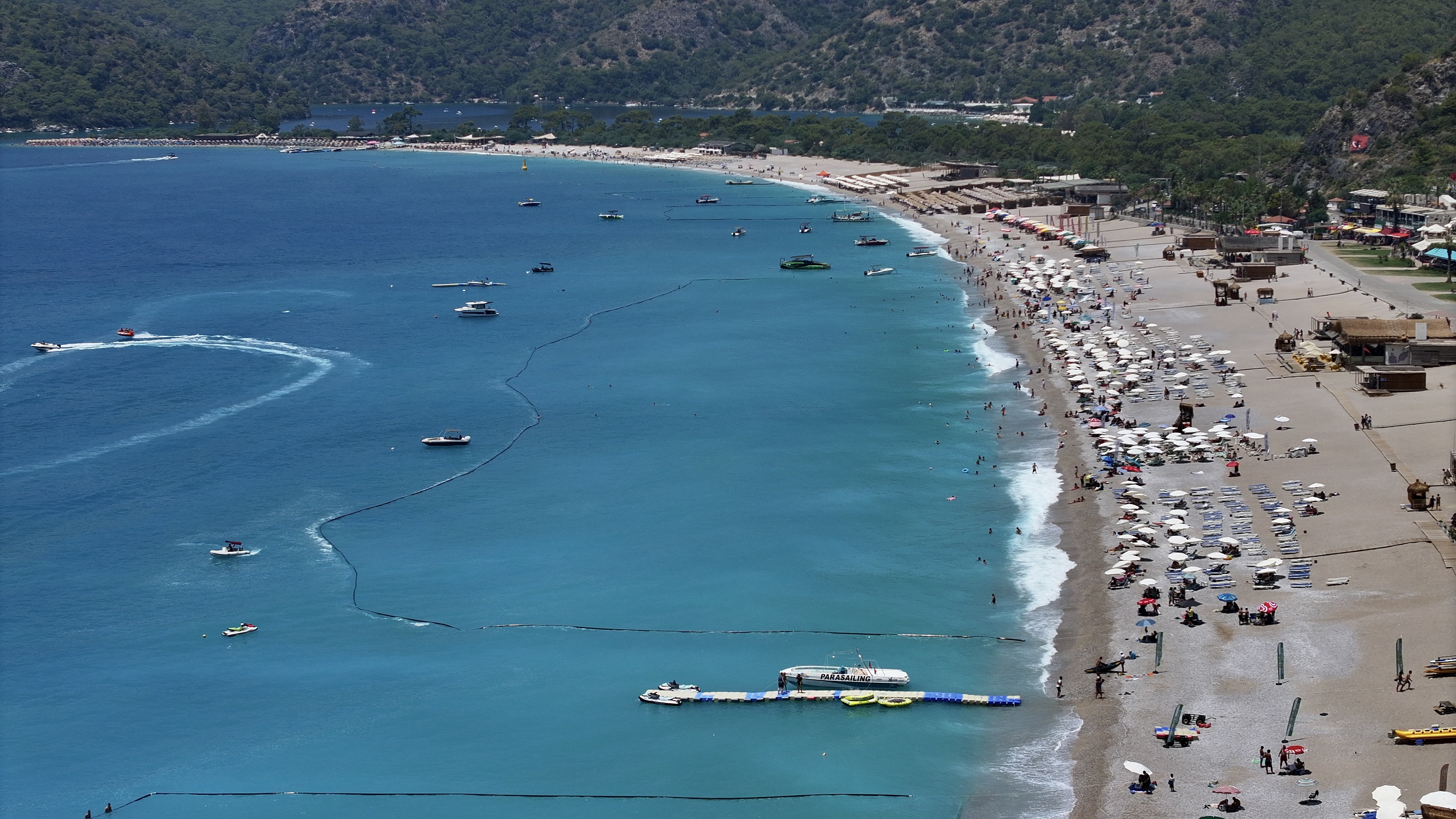 Muğla'nın turistik ilçelerindeki sahillerde sıcak hava yoğunluğu yaşanıyor